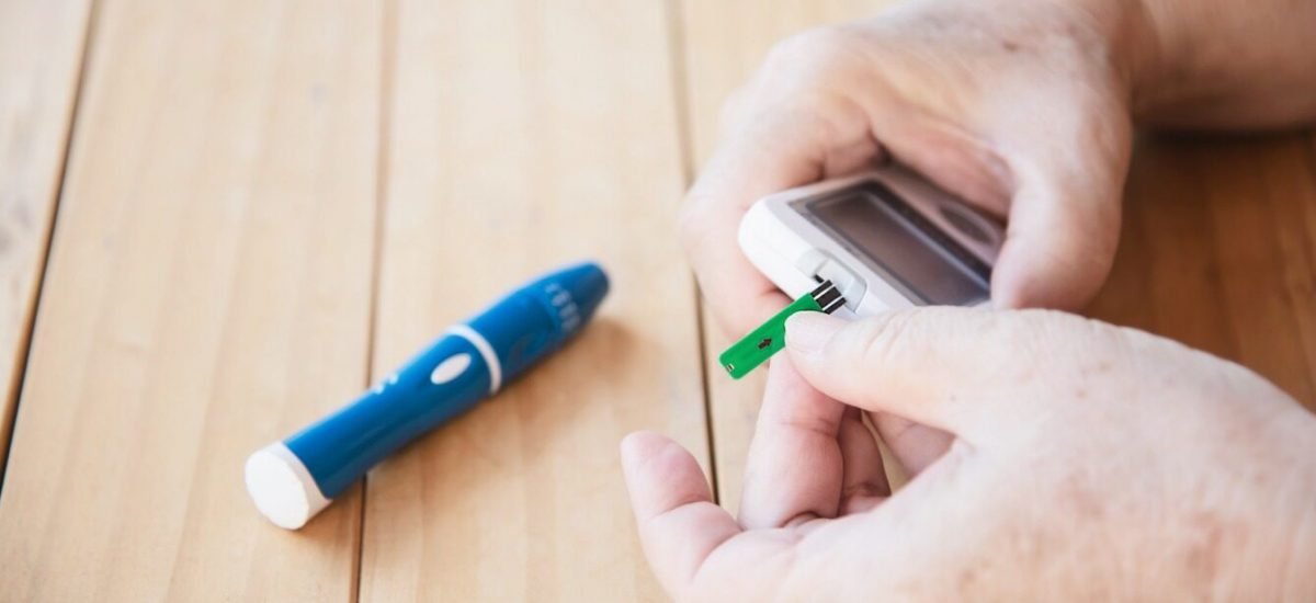 old-lady-is-testing-blood-sugar-level-using-blood-sugar-test-kid-set-1